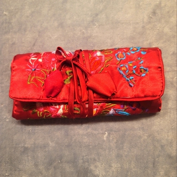 0477. Red Satin Embroidered ♥️ 😍 Jewelry Roll ~ - Picture 1 of 8